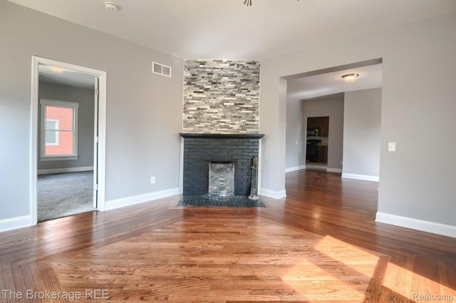 11 1ST Street, Oxford Village, MI 48371