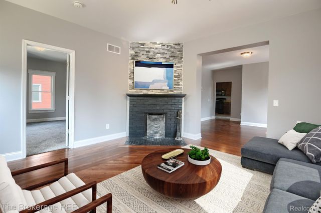 11 1ST Street, Oxford Village, MI 48371