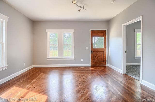 11 1ST Street, Oxford Village, MI 48371