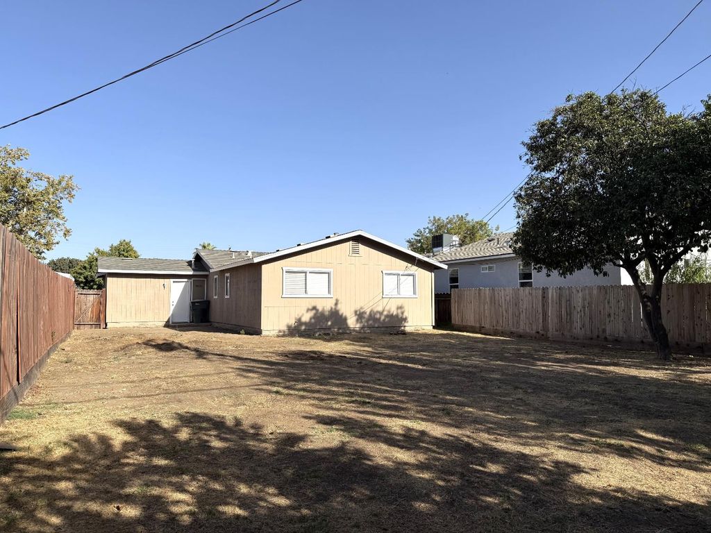 Image 2 of property listing at 1105 N Thorne Avenue, Fresno, CA 93728
