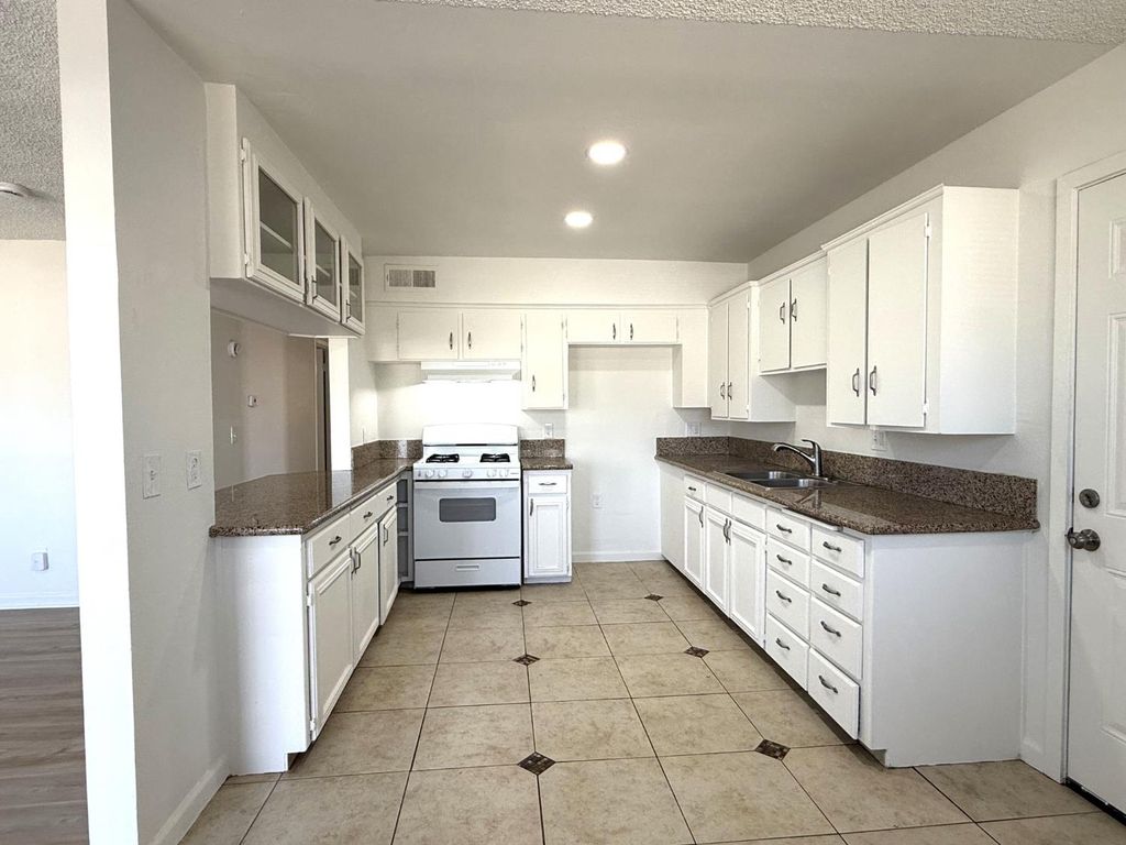 Image 6 of property listing at 1105 N Thorne Avenue, Fresno, CA 93728