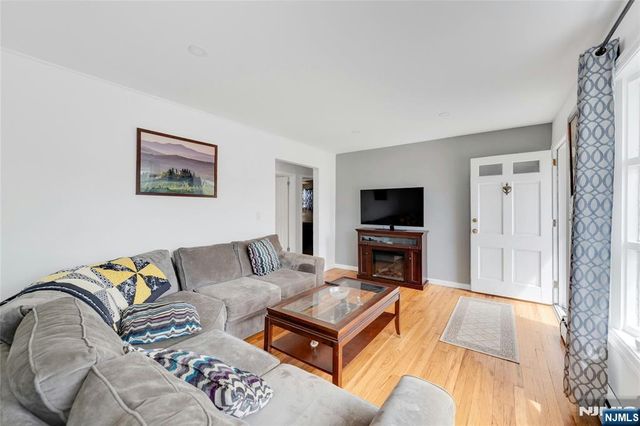 137 Lincoln Place, Waldwick, NJ 07463