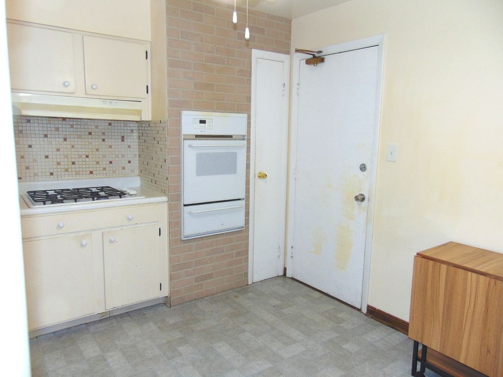 Image 2 of property listing at 8996 Kennedy Drive 105E, Des Plaines, IL 60016