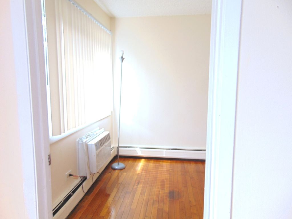 Image 14 of property listing at 8996 Kennedy Drive 105E, Des Plaines, IL 60016