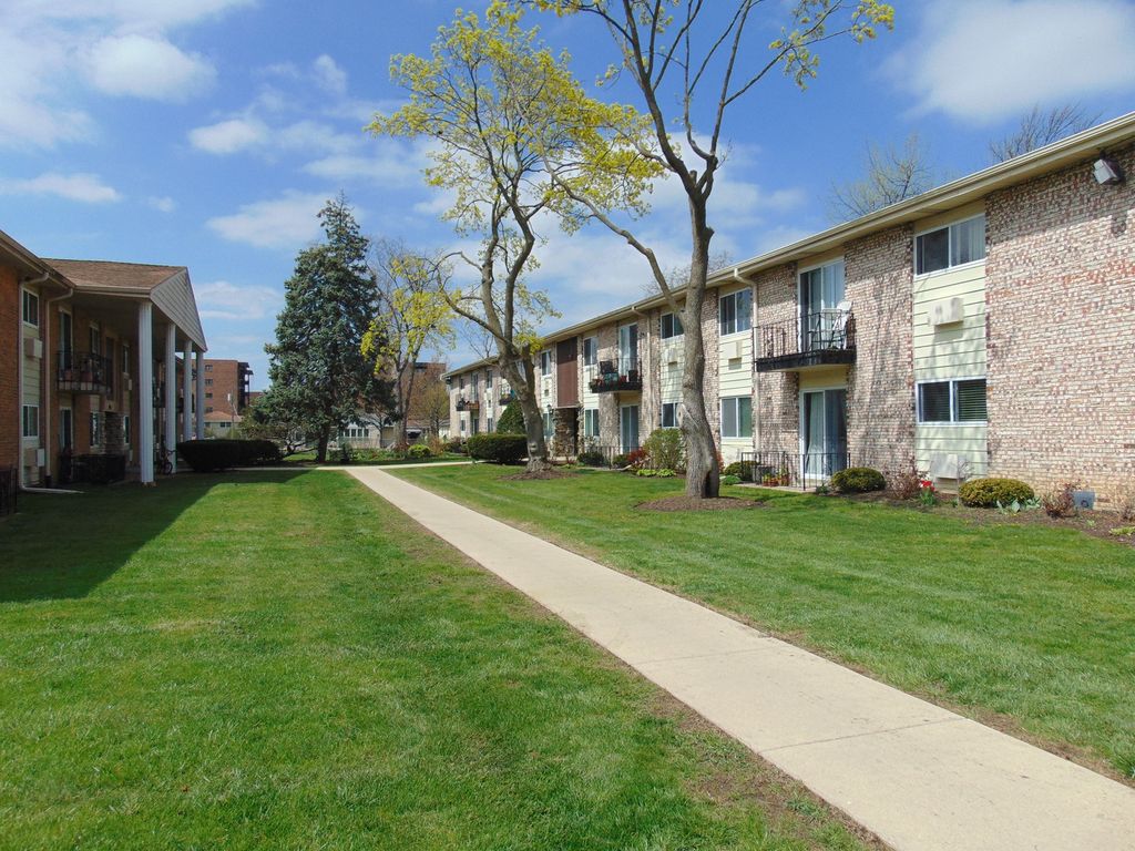 Image 17 of property listing at 8996 Kennedy Drive 105E, Des Plaines, IL 60016