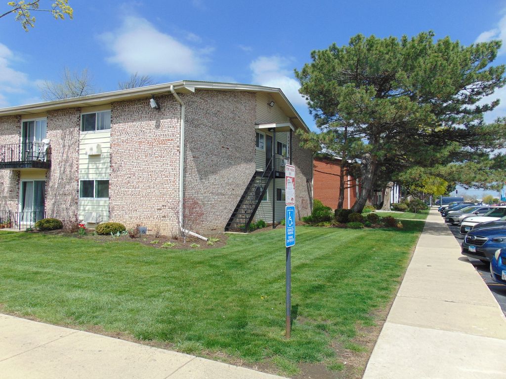 Image 18 of property listing at 8996 Kennedy Drive 105E, Des Plaines, IL 60016