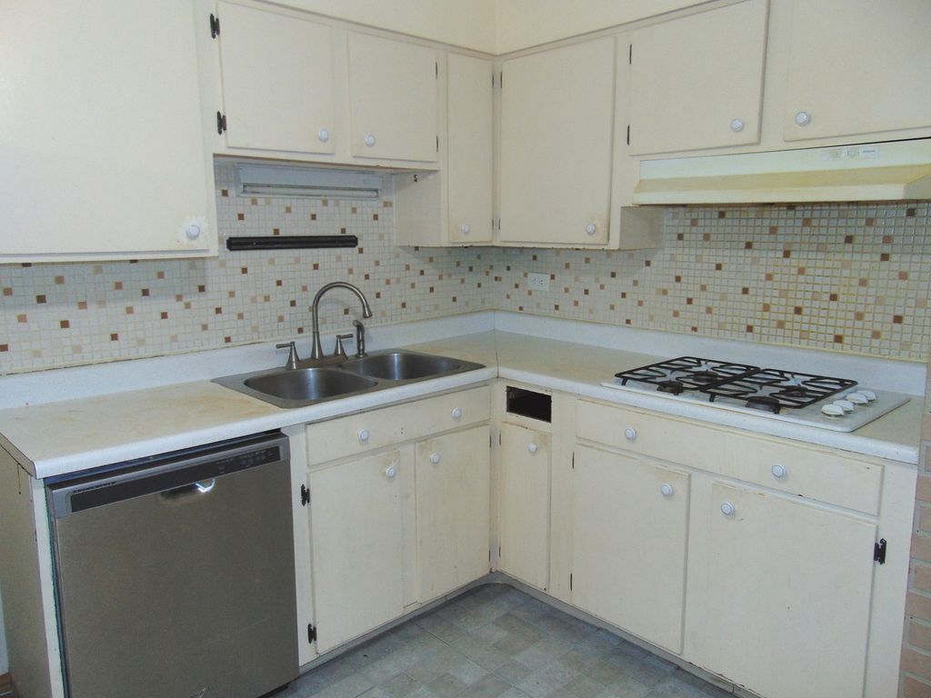 Image 3 of property listing at 8996 Kennedy Drive 105E, Des Plaines, IL 60016