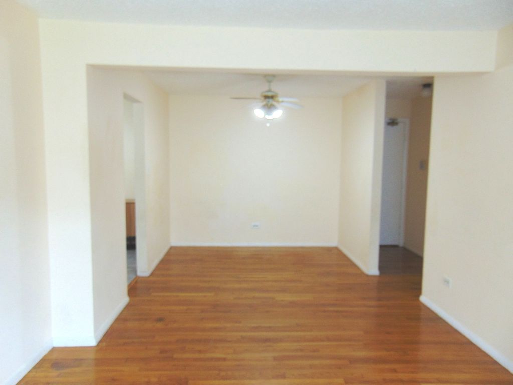 Image 6 of property listing at 8996 Kennedy Drive 105E, Des Plaines, IL 60016