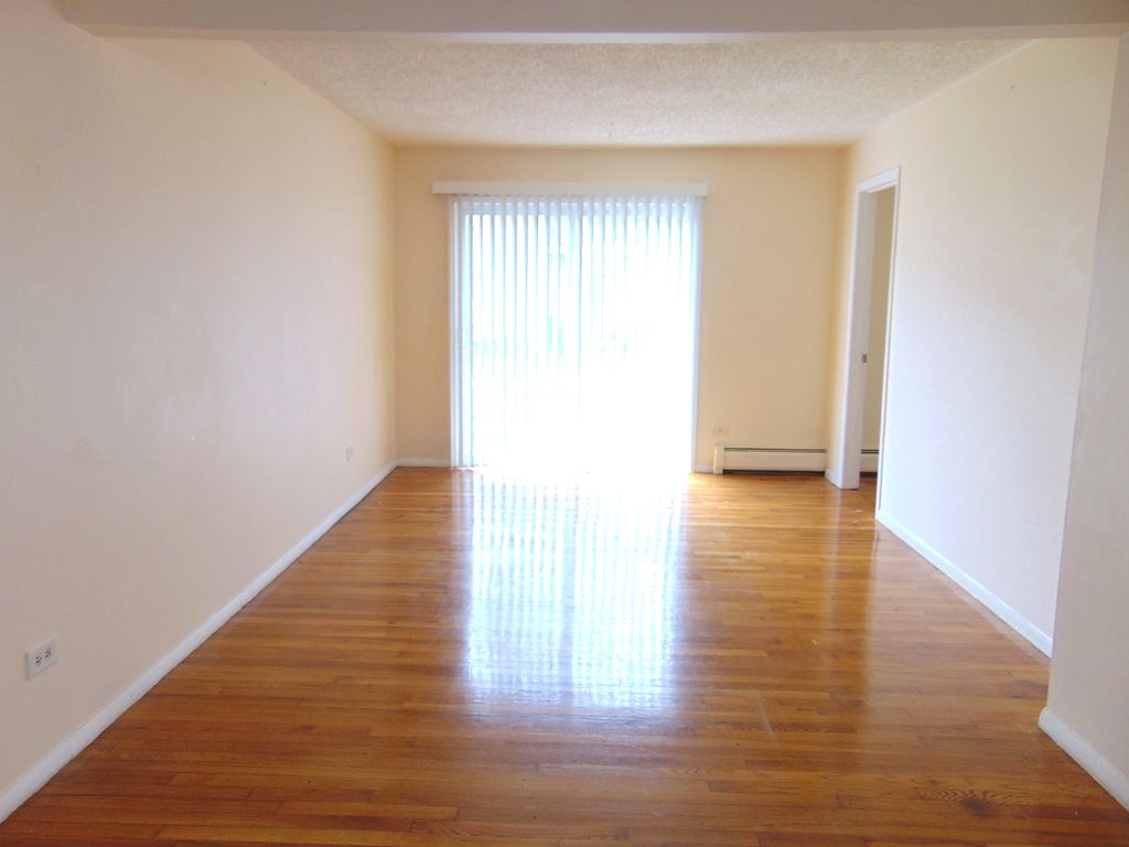Image 7 of property listing at 8996 Kennedy Drive 105E, Des Plaines, IL 60016