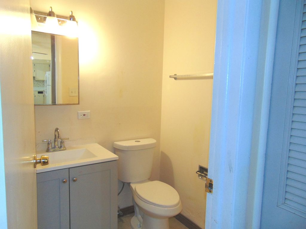 Image 8 of property listing at 8996 Kennedy Drive 105E, Des Plaines, IL 60016