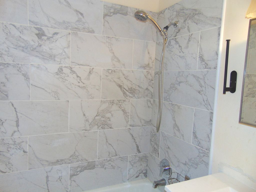 Image 10 of property listing at 8996 Kennedy Drive 105E, Des Plaines, IL 60016