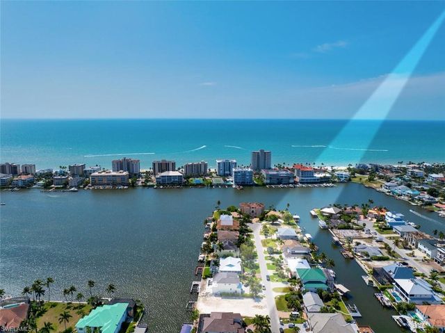 348 Lagoon AVE, Naples, FL 34108