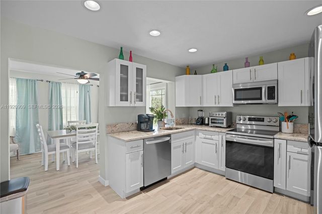 142 NW 10th Court, Boynton Beach, FL 33426