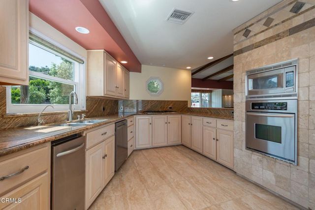 942 Loma Vista Place, Santa Paula, CA 93060