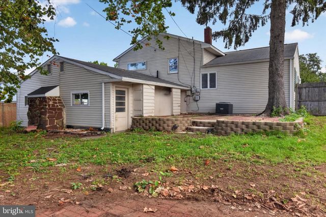 128 HENRY RD, Enola, PA 17025