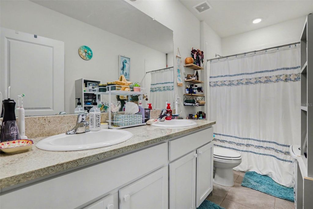 Image 17 of property listing at 17518 CRESCENT MOON LOOP, Bradenton, FL 34211