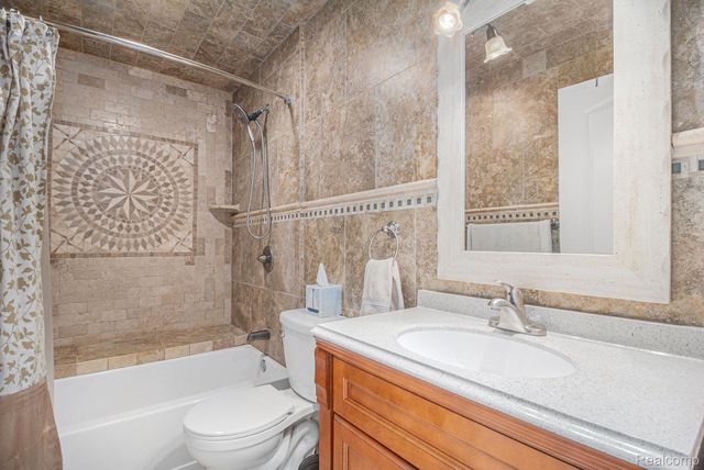 3174 Nisbet Road, Hamburg Township, MI 48169