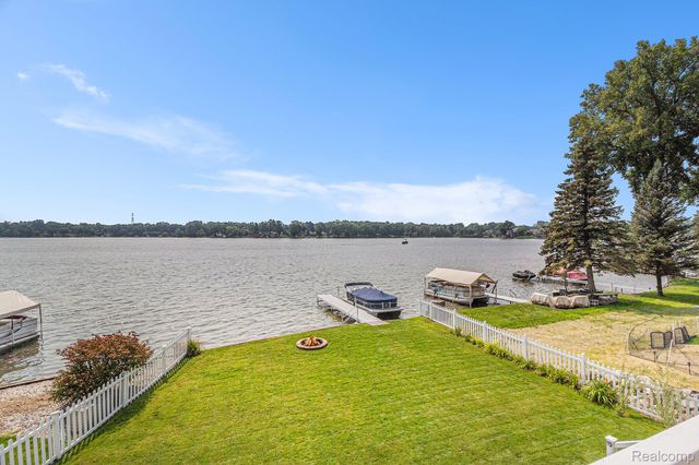 3174 Nisbet Road, Hamburg Township, MI 48169