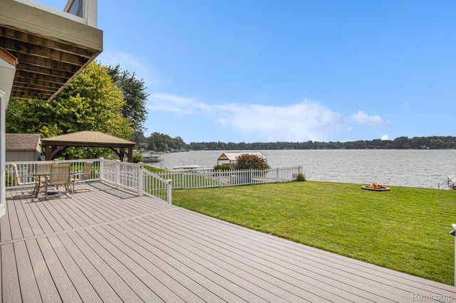 3174 Nisbet Road, Hamburg Township, MI 48169