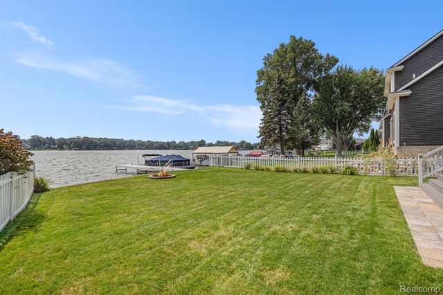 3174 Nisbet Road, Hamburg Township, MI 48169