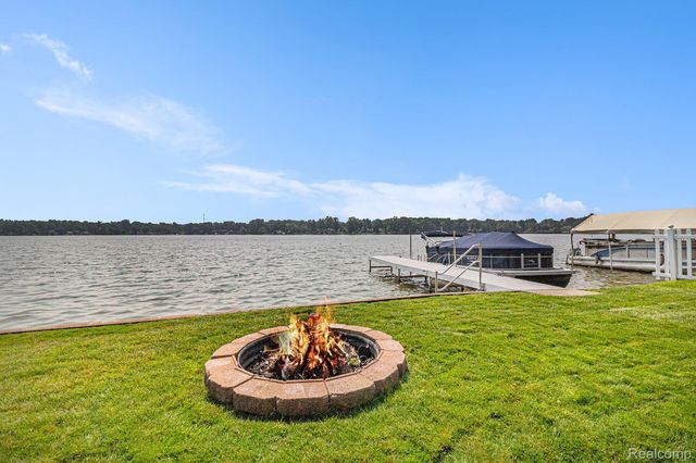 3174 Nisbet Road, Hamburg Township, MI 48169