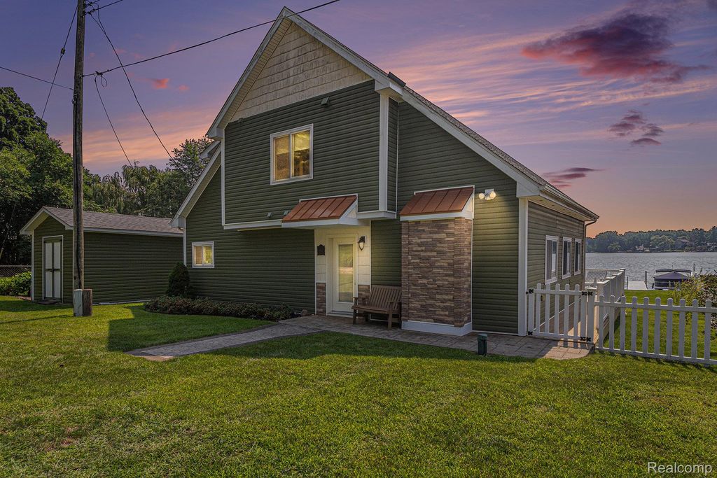 3174 Nisbet Road, Hamburg Township, MI 48169