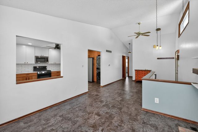 217 E Hughes Circle, Des Moines, IA 50315