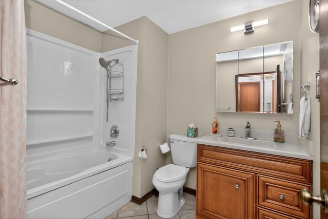 217 E Hughes Circle, Des Moines, IA 50315