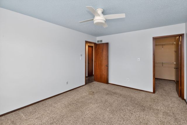 217 E Hughes Circle, Des Moines, IA 50315