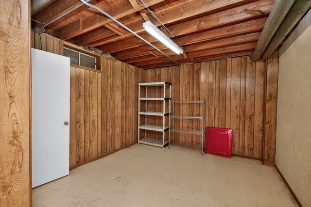 217 E Hughes Circle, Des Moines, IA 50315