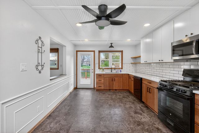217 E Hughes Circle, Des Moines, IA 50315