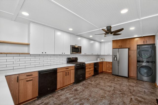 217 E Hughes Circle, Des Moines, IA 50315