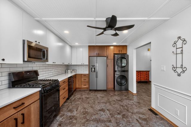 217 E Hughes Circle, Des Moines, IA 50315