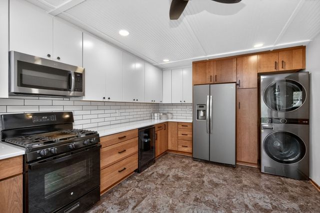 217 E Hughes Circle, Des Moines, IA 50315