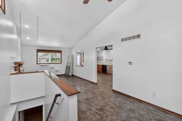 217 E Hughes Circle, Des Moines, IA 50315