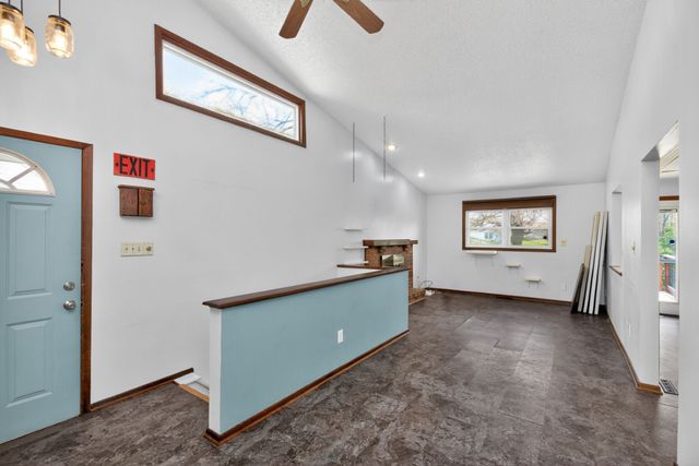 217 E Hughes Circle, Des Moines, IA 50315