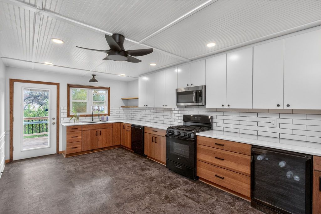 217 E Hughes Circle, Des Moines, IA 50315