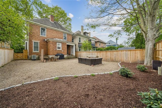 715 Maple Ln, Sewickley, PA 15143