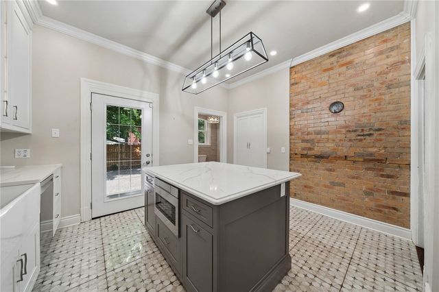 715 Maple Ln, Sewickley, PA 15143