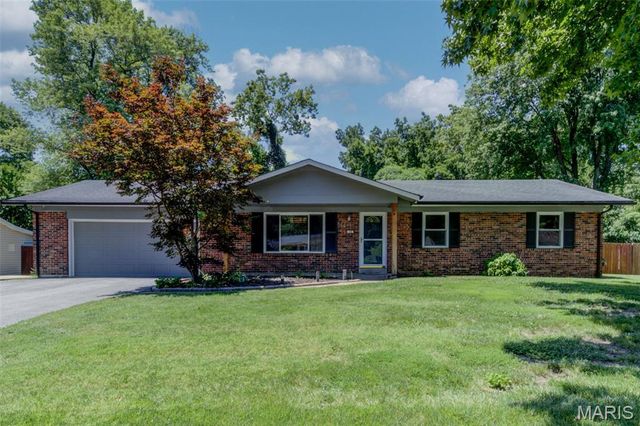 18 Twin Oaks Drive, St Charles, MO 63303