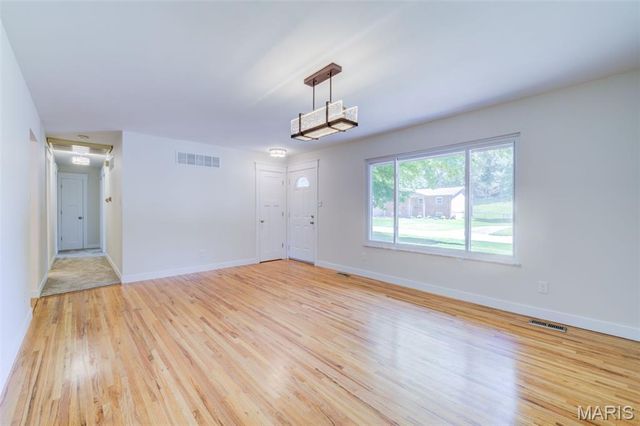 18 Twin Oaks Drive, St Charles, MO 63303
