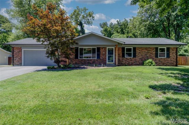18 Twin Oaks Drive, St Charles, MO 63303