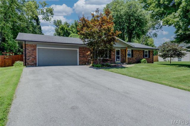 18 Twin Oaks Drive, St Charles, MO 63303