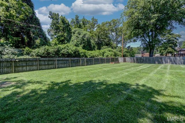 18 Twin Oaks Drive, St Charles, MO 63303