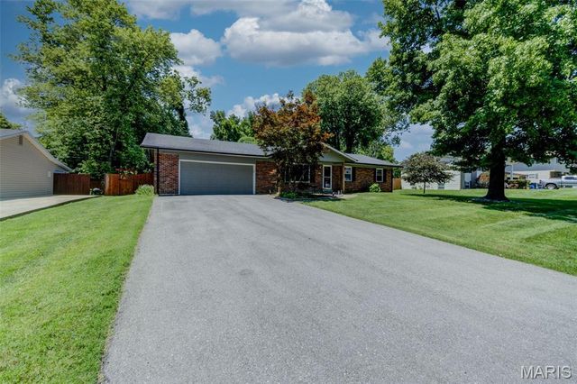18 Twin Oaks Drive, St Charles, MO 63303