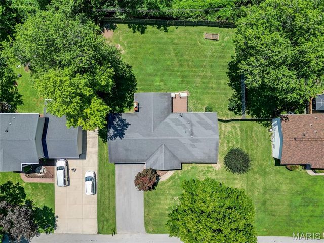 18 Twin Oaks Drive, St Charles, MO 63303