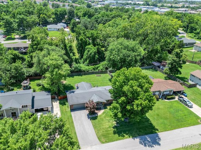 18 Twin Oaks Drive, St Charles, MO 63303