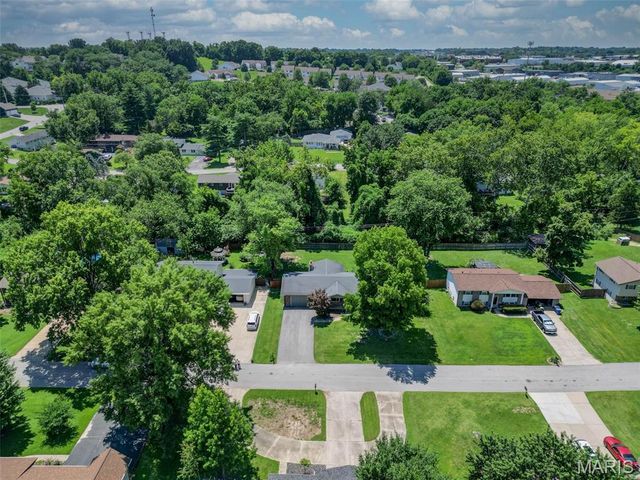 18 Twin Oaks Drive, St Charles, MO 63303