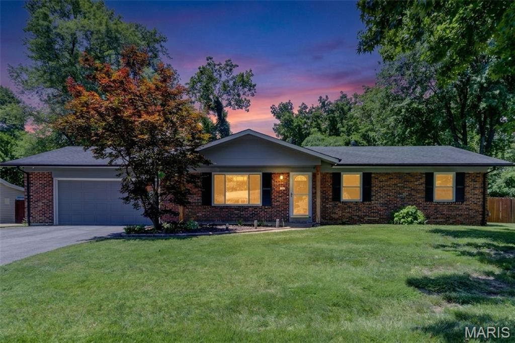 18 Twin Oaks Drive, St Charles, MO 63303