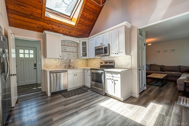 48 Springville Road, Hampton Bays, NY 11946